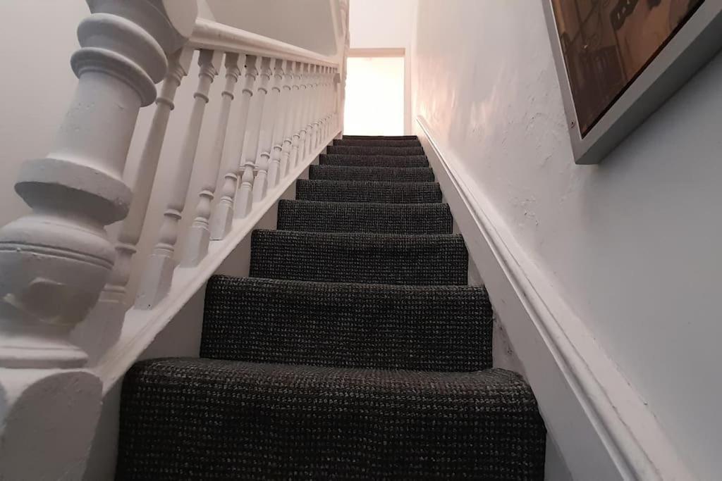 Spacious 4 Bedroom, Free Netflix, Central Location 카디프 외부 사진