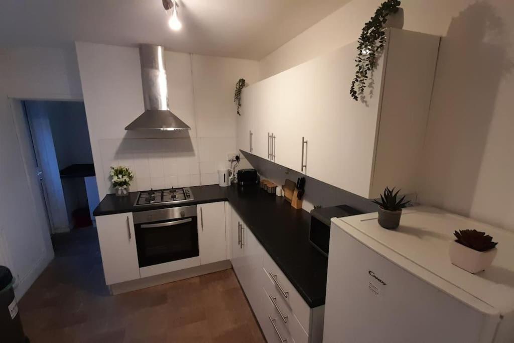 Spacious 4 Bedroom, Free Netflix, Central Location 카디프 외부 사진