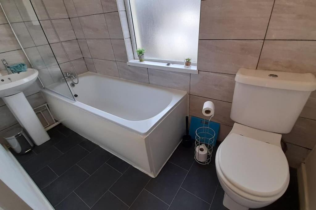 Spacious 4 Bedroom, Free Netflix, Central Location 카디프 외부 사진