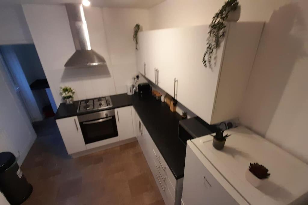 Spacious 4 Bedroom, Free Netflix, Central Location 카디프 외부 사진