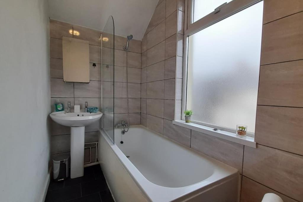 Spacious 4 Bedroom, Free Netflix, Central Location 카디프 외부 사진